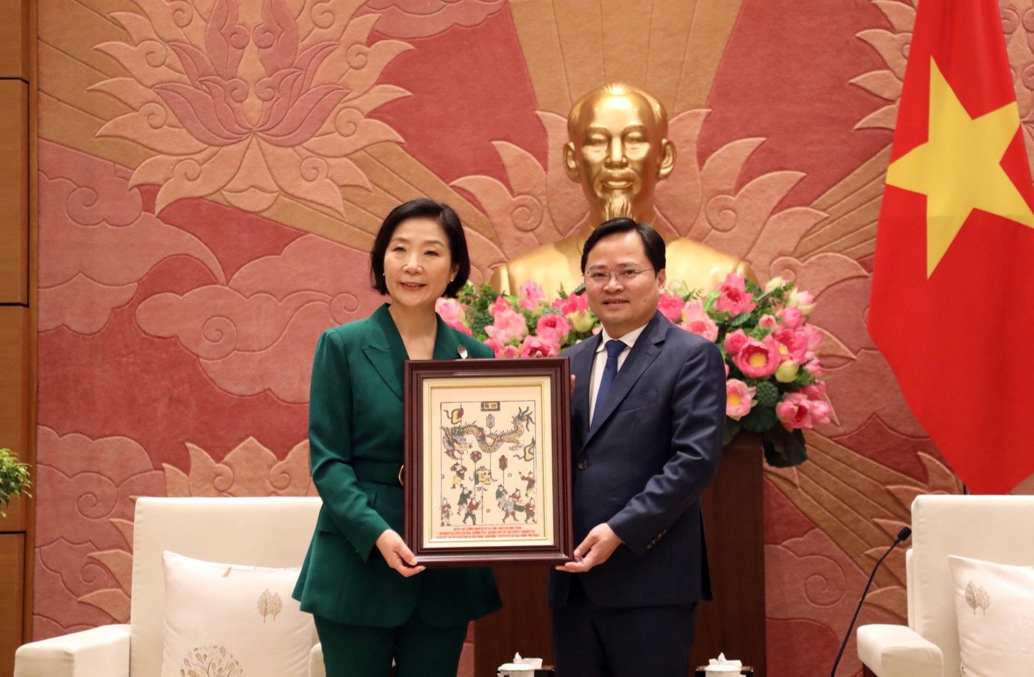 Bí thư Tỉnh ủy Bắc Ninh Nguyễn Anh Tuấn tặng bức tranh cho Bộ trưởng Oh Young Joo Phó Chủ tịch Quốc hội Nguyễn Thị Thanh tiếp Bộ trưởng Bộ Doanh nghiệp vừa và nhỏ và Khởi nghiệp Hàn Quốc -0