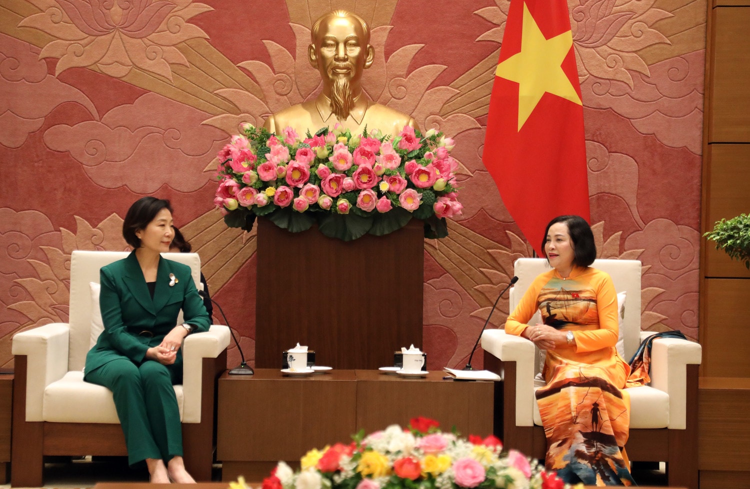 Phó Chủ tịch Quốc hội Nguyễn Thị Thanh và Bộ trưởng Oh Young Joo trao đổi về các biện pháp để tăng cường quan hệ Việt Nam - Hàn Quốc Phó Chủ tịch Quốc hội Nguyễn Thị Thanh tiếp Bộ trưởng Bộ Doanh nghiệp vừa và nhỏ và Khởi nghiệp Hàn Quốc -0