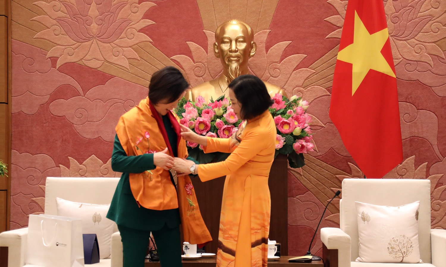 Phó Chủ tịch Quốc hội Nguyễn Thị Thanh trao quà tặng Bộ trưởng Oh Young Joo Phó Chủ tịch Quốc hội Nguyễn Thị Thanh tiếp Bộ trưởng Bộ Doanh nghiệp vừa và nhỏ và Khởi nghiệp Hàn Quốc -0