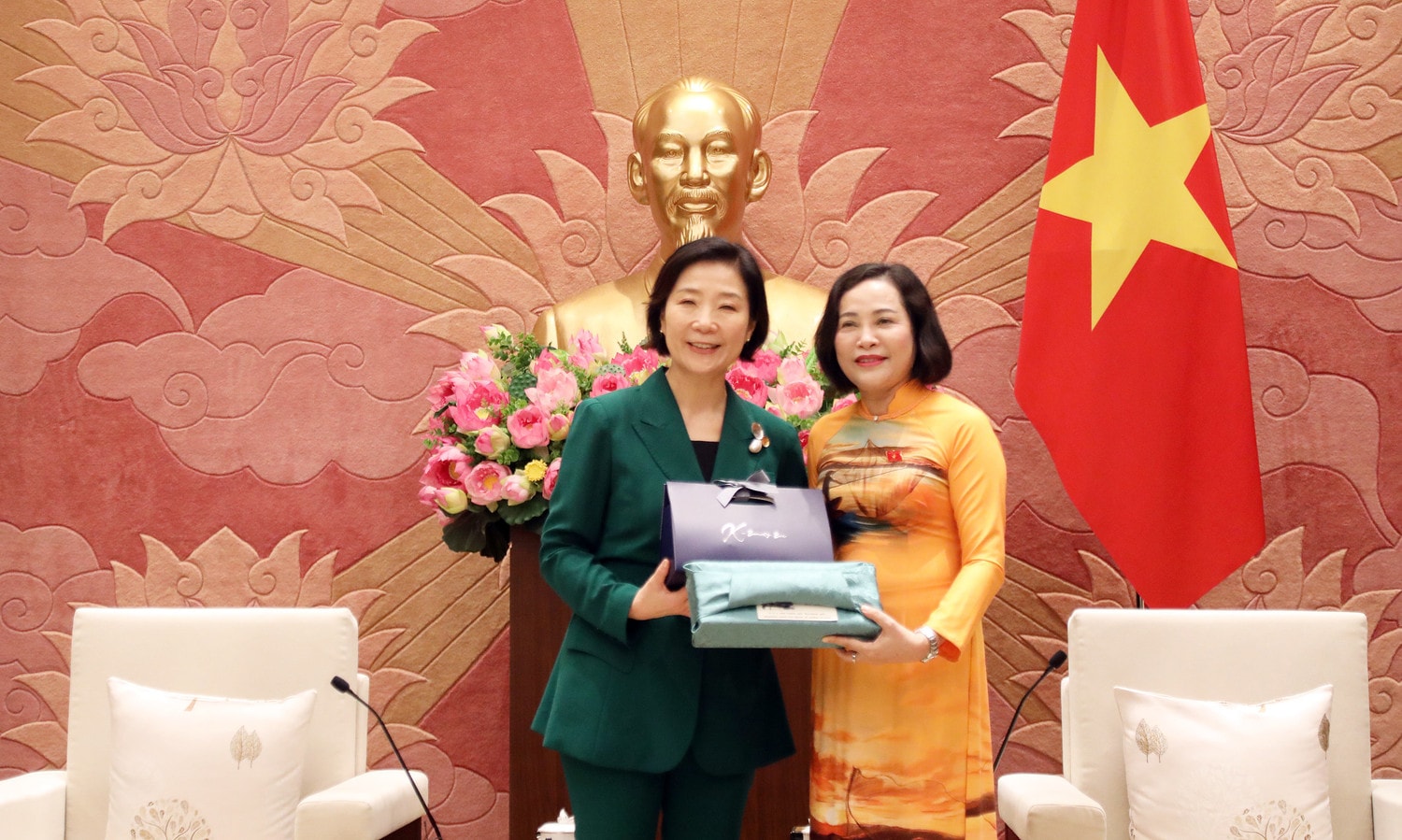 Bộ trưởng Oh Young Joo trao quà tặng Phó Chủ tịch Quốc hội Nguyễn Thị Thanh Phó Chủ tịch Quốc hội Nguyễn Thị Thanh tiếp Bộ trưởng Bộ Doanh nghiệp vừa và nhỏ và Khởi nghiệp Hàn Quốc -0