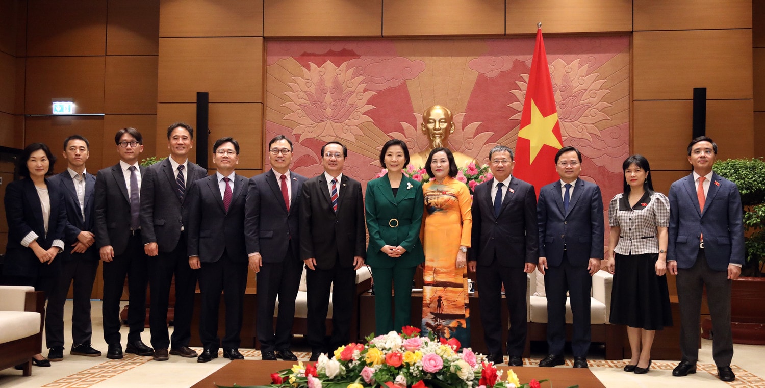 Các đại biểu chụp ảnh lưu niệm Phó Chủ tịch Quốc hội Nguyễn Thị Thanh tiếp Bộ trưởng Bộ Doanh nghiệp vừa và nhỏ và Khởi nghiệp Hàn Quốc -0