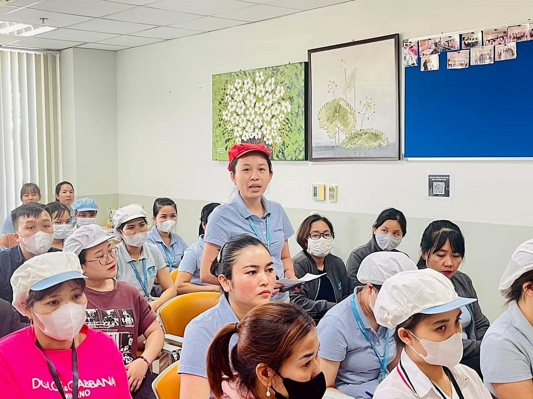 Công nhân Công ty TNHH Tessellation Hòa Bình, Khu công nghiệp Lương Sơn đóng góp ý kiến xây dựng thỏa ước lao động tập thể tại doanh nghiệp. Ảnh Đức Chiến
