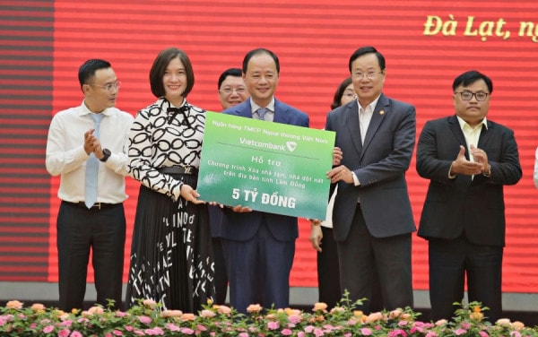 Vietcombank trao 5 tỷ đồng cho chương trình “Xóa nhà tạm, nhà dột nát” tại Lâm Đồng -0