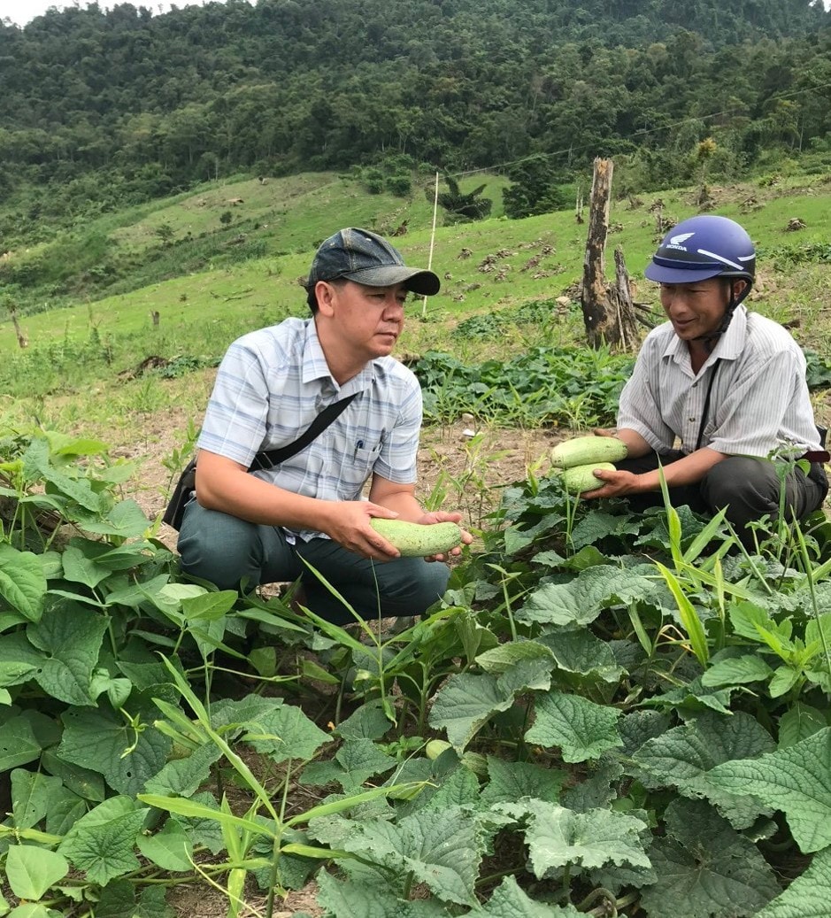 Trưởng bản Khua Đớ trao đổi kinh nghiệm trồng dưa xen ngô trên đất dốc với cán bộ xã