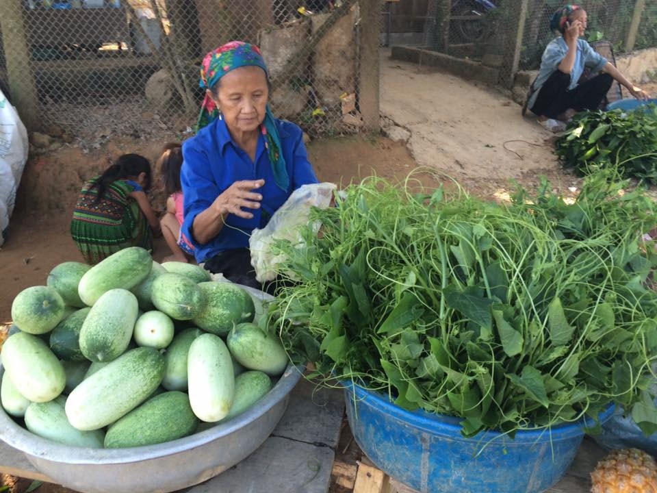 Những mặt hàng nông phẩm được người dân vận chuyển dễ dàng về bản tại trung tâm xã