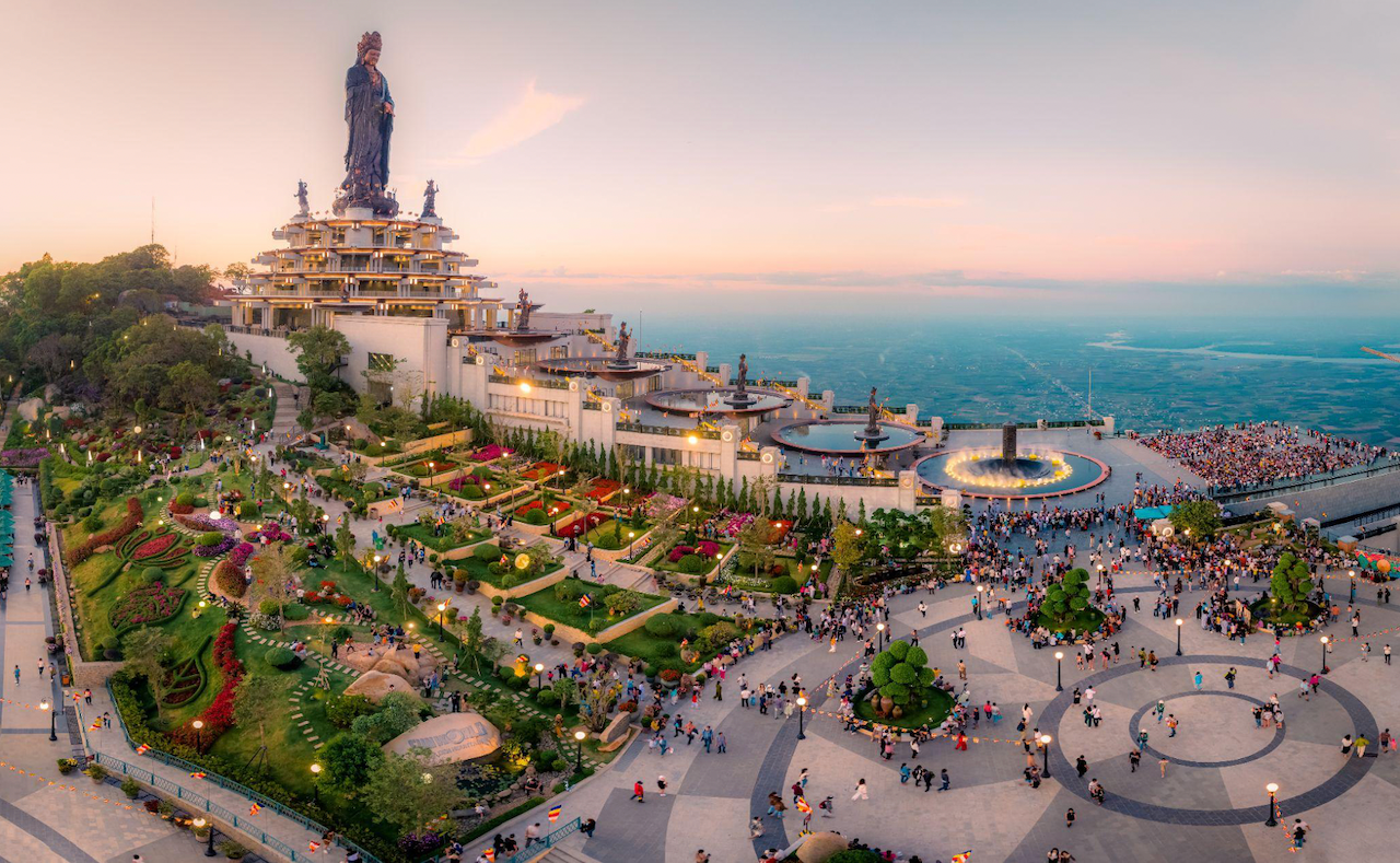 Du khách xúc động hoà vào nghi lễ thiêng liêng trong lễ Vu Lan tại núi Bà Đen -0