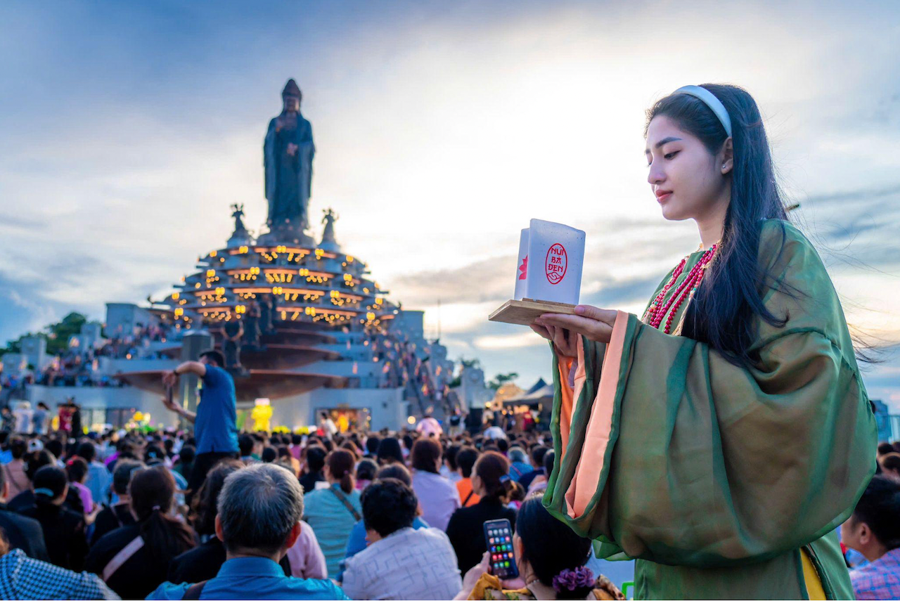 Du khách xúc động hoà vào nghi lễ thiêng liêng trong lễ Vu Lan tại núi Bà Đen -0