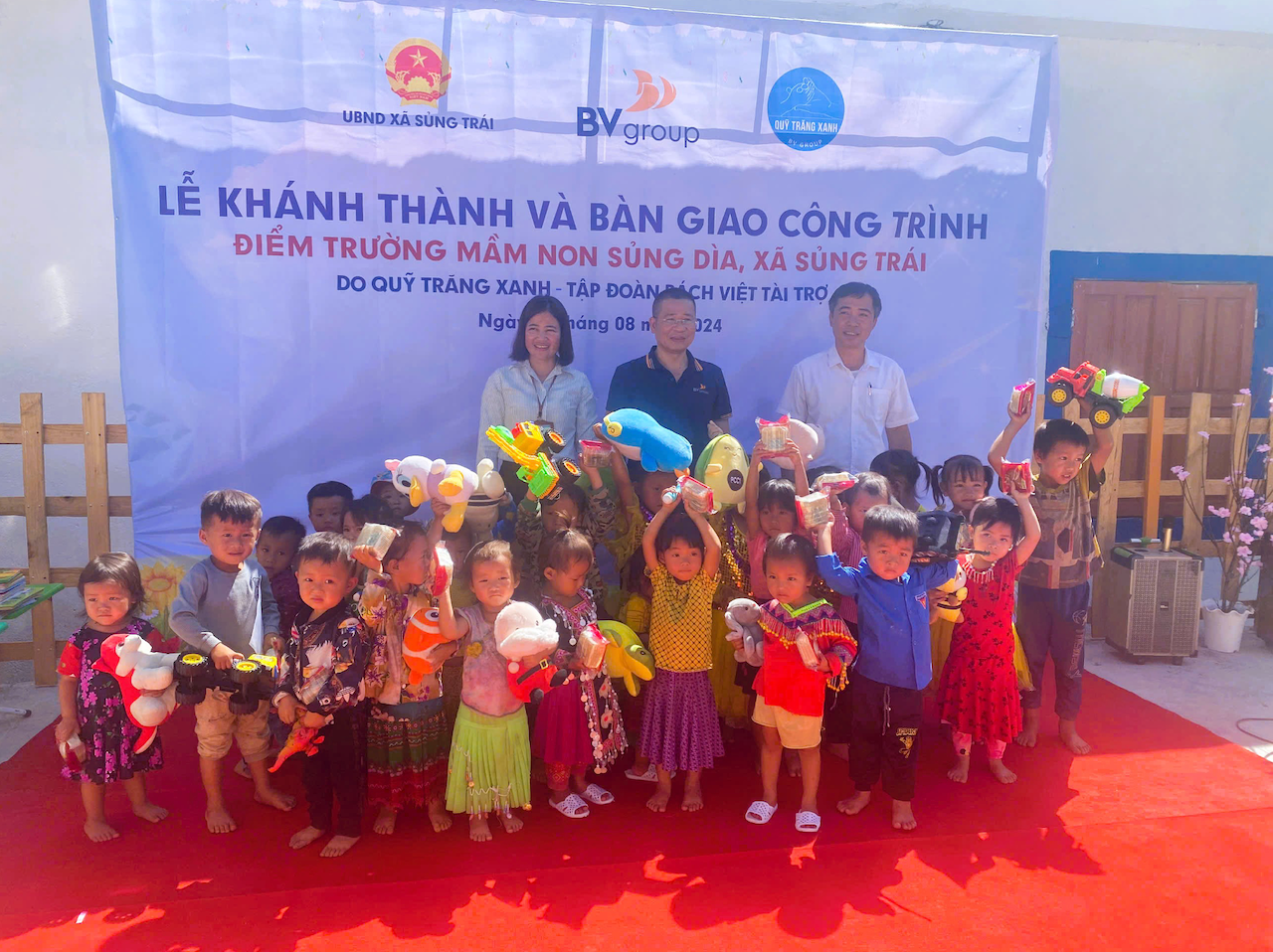 Trăng Xanh trao tặng 