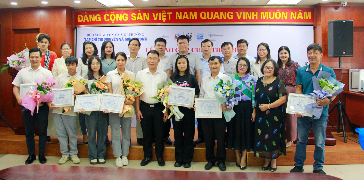 Các đại biểu cùng thí sinh đoạt giải Lan tỏa những hành động vì màu xanh bền vững của đại dương -0