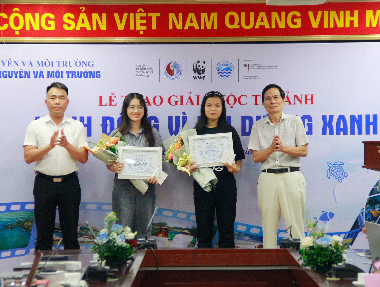 Ban tổ chức trao giải Nhì cho các thí sinh đạt giải Lan tỏa những hành động vì màu xanh bền vững của đại dương -0