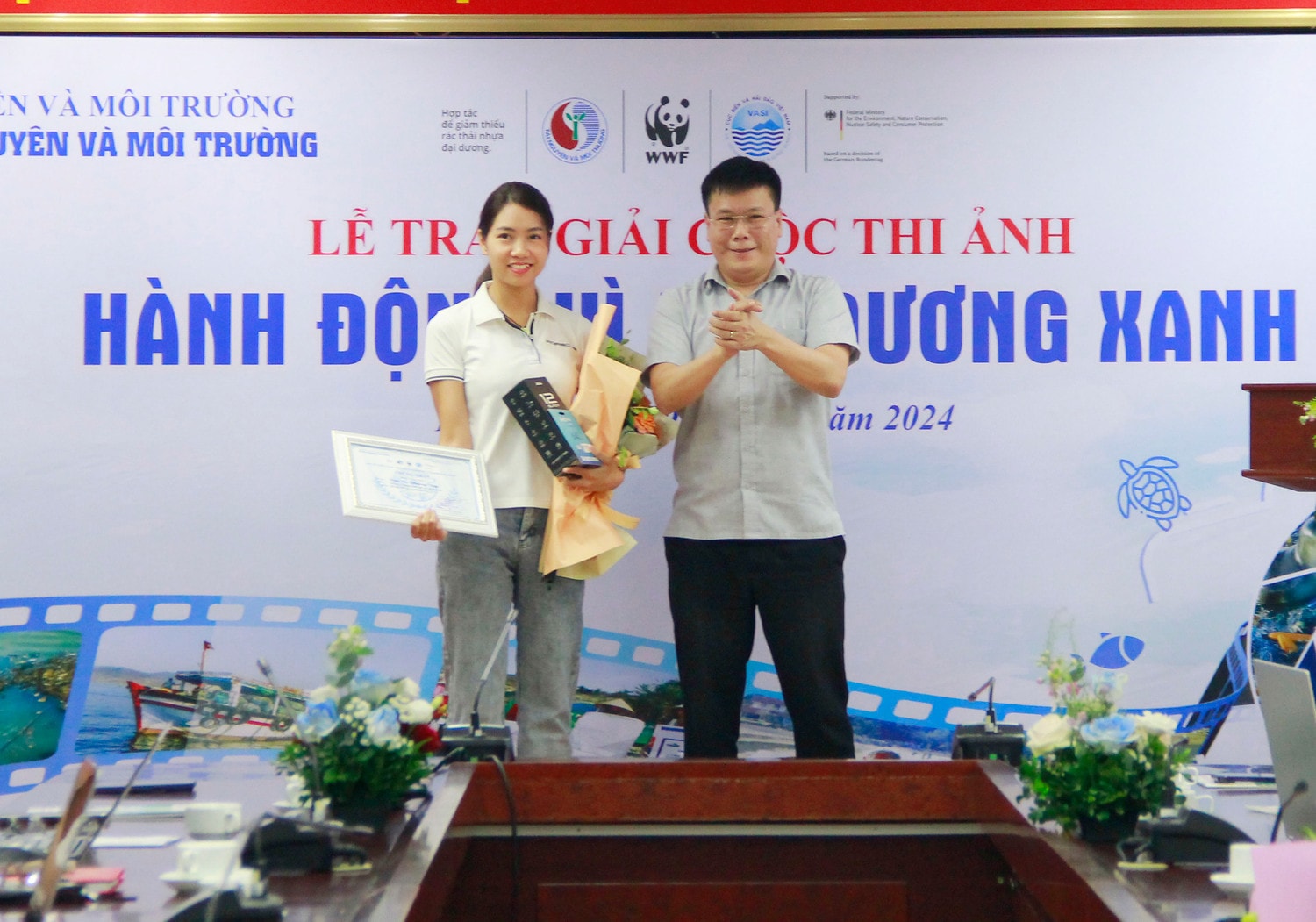 Ban tổ chức trao giải Nhất cho thí sinh tham dự cuộc thi Lan tỏa những hành động vì màu xanh bền vững của đại dương -0
