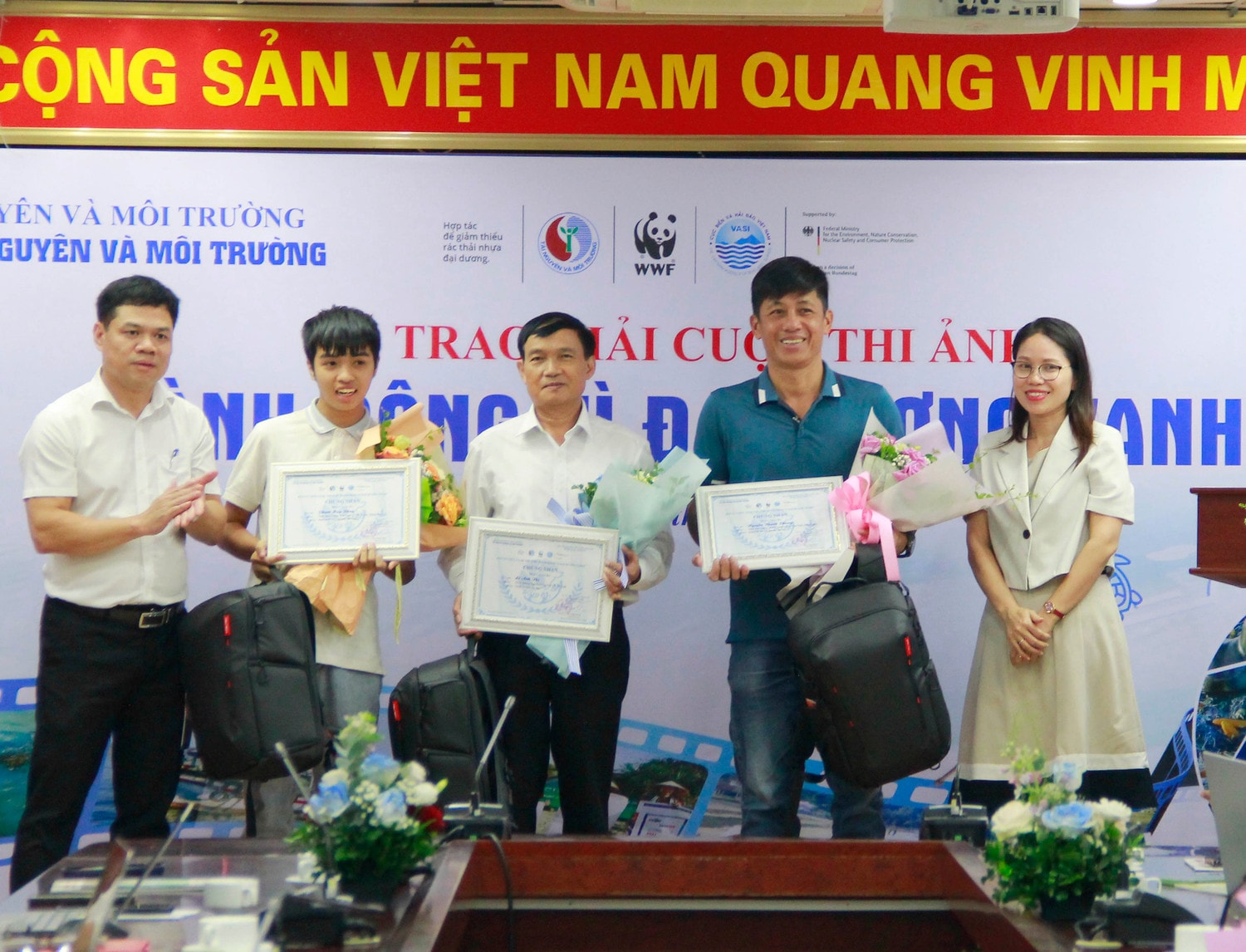 Ban tổ chức trao giải Ba cho các tác phẩm đạt giải Lan tỏa những hành động vì màu xanh bền vững của đại dương -0