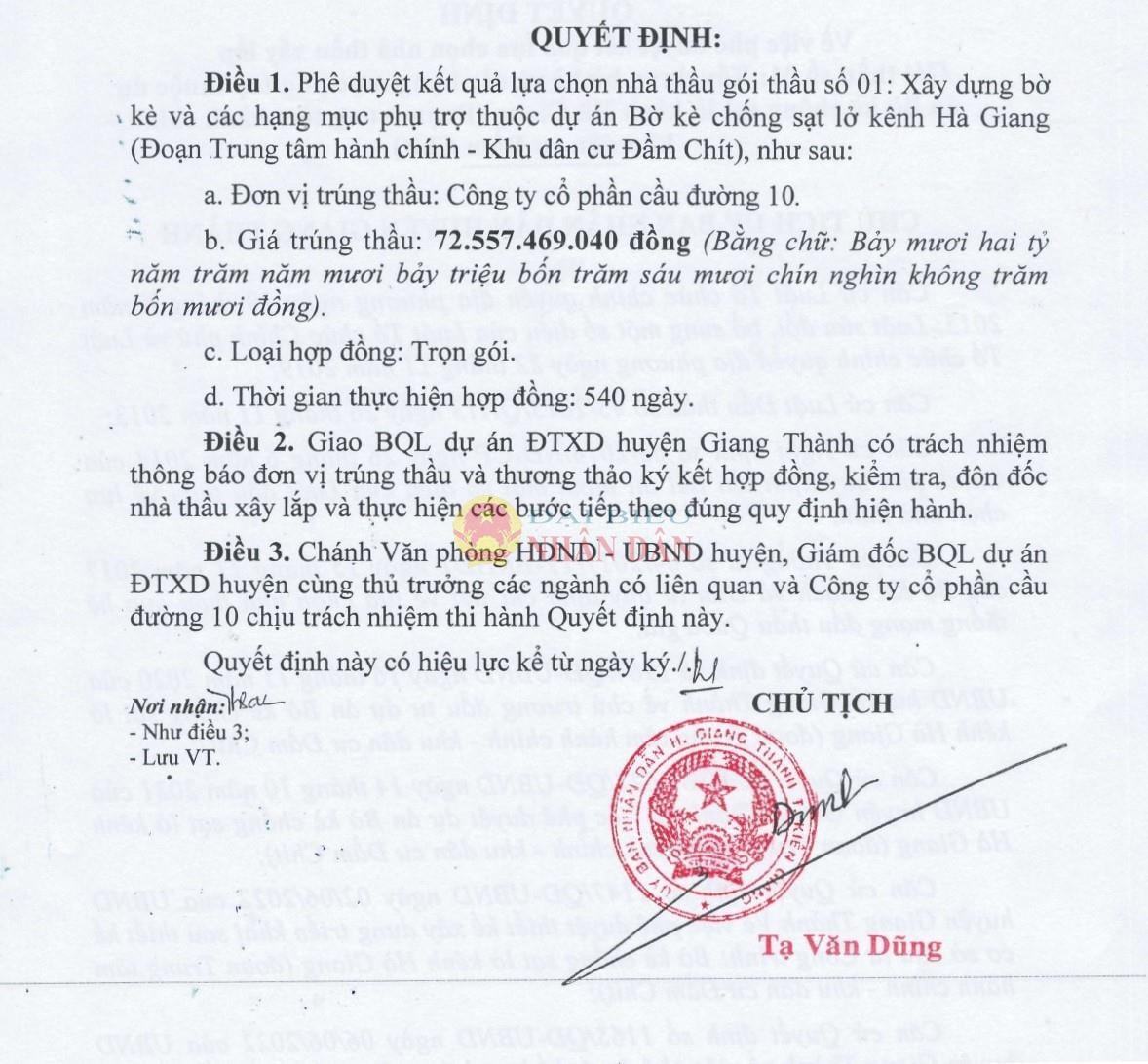 Ông Tạ Văn Dũng – Chủ tịch UBND huyện Giang Thành, tỉnh Kiên Giang ký duyệt cho Công ty Cầu đường 10 trúng gói thầu hơn 72,5 tỷ đồng, tỷ lệ tiết kiệm ngân sách gói thầu là 0,5% (dự án này bị sạt lở hư hỏng nghiêm trọng ngay sau khi vừa đưa vào sử dụng)