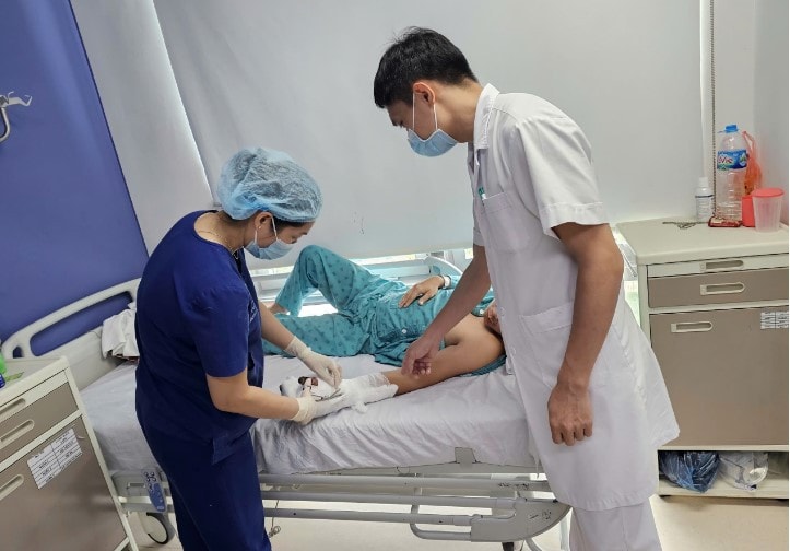 Kẹt tay vào máy cuốn, người đàn ông bị lóc da toàn bộ bàn tay nguy cơ tàn phế -0