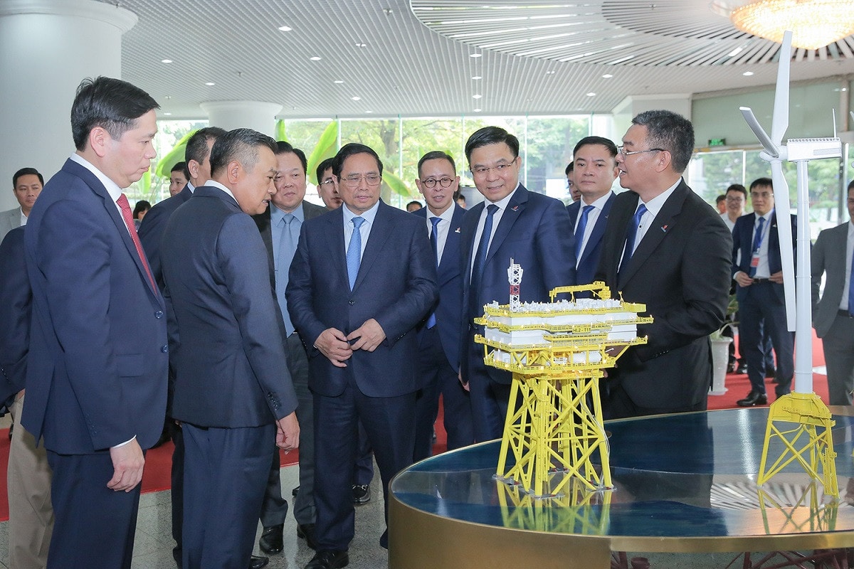 Lãnh đạo Petrovietnam giới thiệu với Thủ tướng Chính phủ Phạm Minh Chính về khả năng tham gia vào lĩnh vực điện gió ngoài khơi. Ảnh: Petrovietnam Bài 1: Động lực mới cho ngành dầu khí Việt Nam phát triển bền vững -0