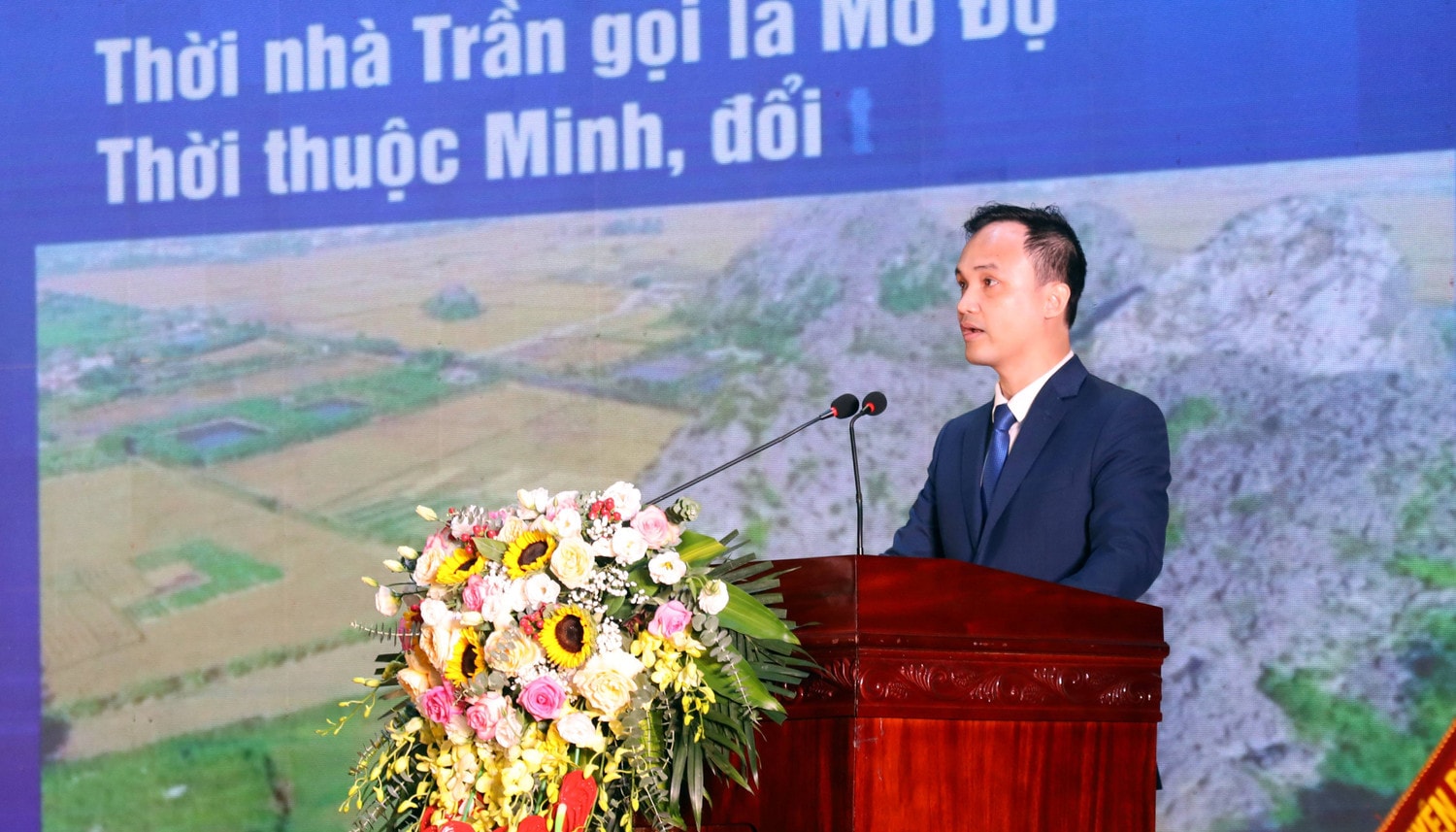 Bí thư Huyện uỷ Yên Mô Cao Trường Sơn trình bày Diễn văn khai mạc Phó Chủ tịch Quốc hội Nguyễn Thị Thanh dự Lễ kỷ niệm 30 năm tái lập huyện Yên Mô và đón nhận Huân chương Lao động hạng Ba -0