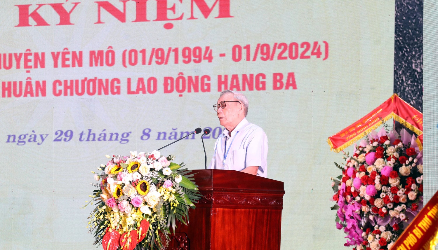 Nguyên lãnh đạo huyện Yên Mô phát biểu tại Lễ kỷ niệm Phó Chủ tịch Quốc hội Nguyễn Thị Thanh dự Lễ kỷ niệm 30 năm tái lập huyện Yên Mô và đón nhận Huân chương Lao động hạng Ba -0