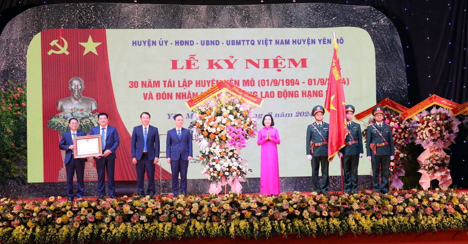 Phó Chủ tịch Quốc hội Nguyễn Thị Thanh tặng hoa chúc mừng Đảng bộ, chính quyền và Nhân dân huyên Yên Mô Phó Chủ tịch Quốc hội Nguyễn Thị Thanh dự Lễ kỷ niệm 30 năm tái lập huyện Yên Mô và đón nhận Huân chương Lao động hạng Ba -0