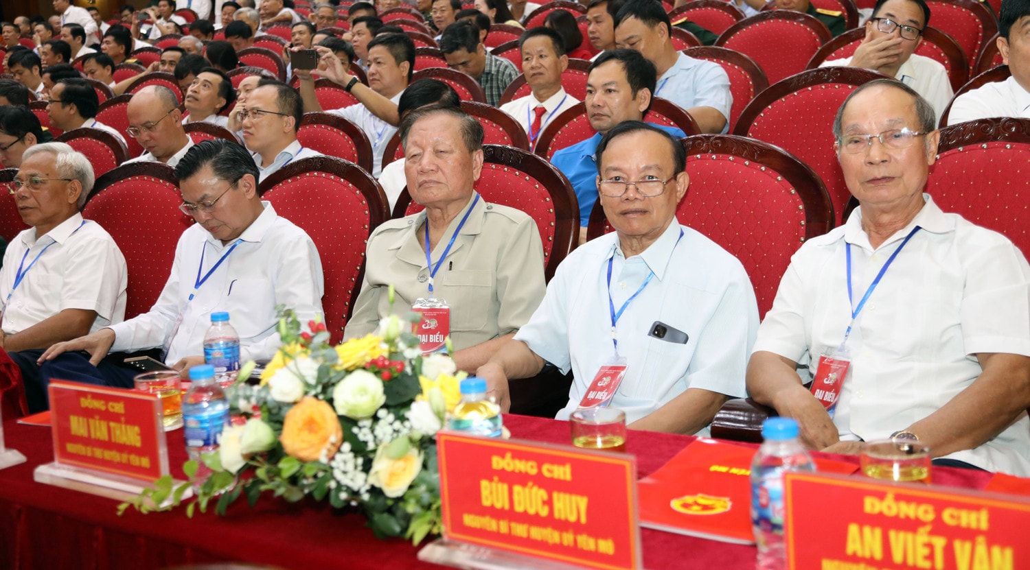 Nguyên lãnh đạo huyện Yên Mô qua các thời kỳ dự Lễ kỷ niệm Phó Chủ tịch Quốc hội Nguyễn Thị Thanh dự Lễ kỷ niệm 30 năm tái lập huyện Yên Mô và đón nhận Huân chương Lao động hạng Ba -0