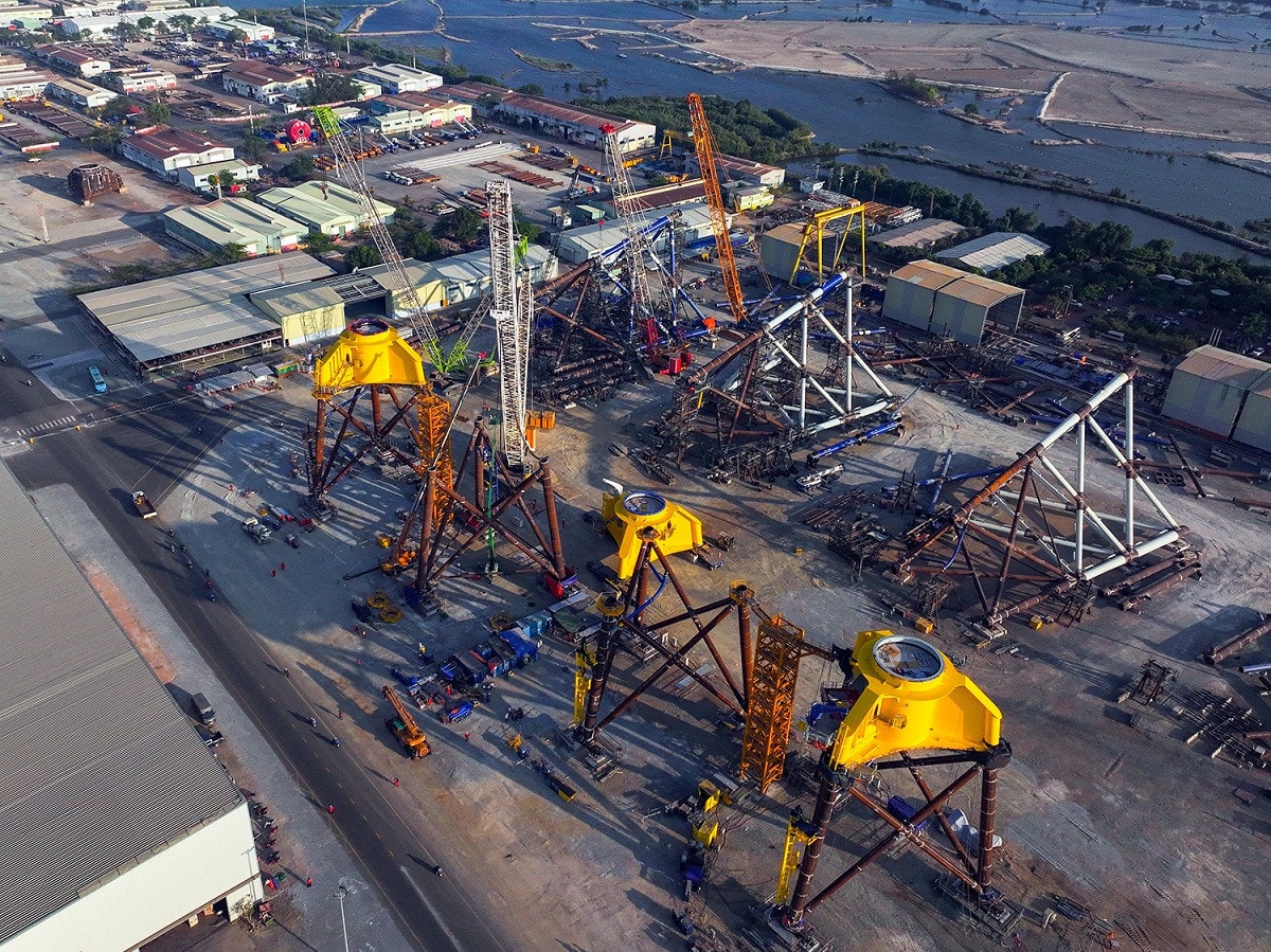 Công trường thi công chân đế điện gió ngoài khơi tại cảng PTSC. Ảnh: Petrovietnam Bài 1: Động lực mới cho ngành dầu khí Việt Nam phát triển bền vững -0