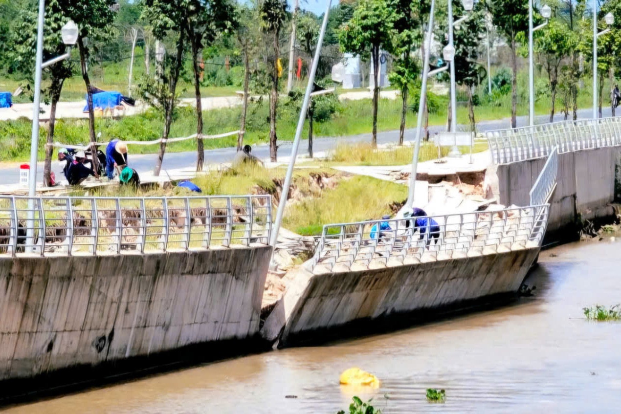 Công trình bờ kè chống sạt lở kênh Hà Giang (tỉnh Kiên Giang) trị giá 80 tỷ đồng do Công ty Cầu đường 10 trúng thầu thi công đang bị sạt lở nghiêm trọng ngay khi vừa đưa vào sử dụng