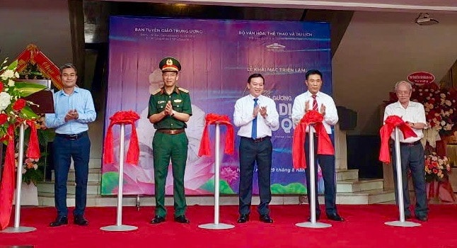 Triển lãm Những tấm gương bình dị mà cao quý 2024 -0