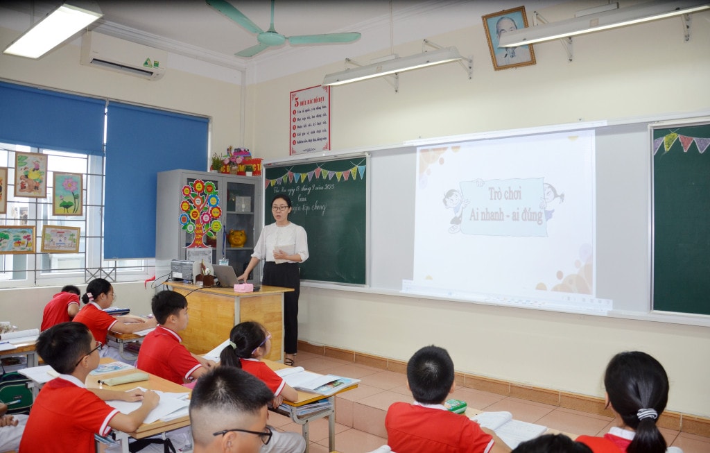 Tiết học có ứng dụng CNTT của cô và trò Trường Tiểu học Hạ Long (TP. Hạ Long). Ảnh: Lan Anh