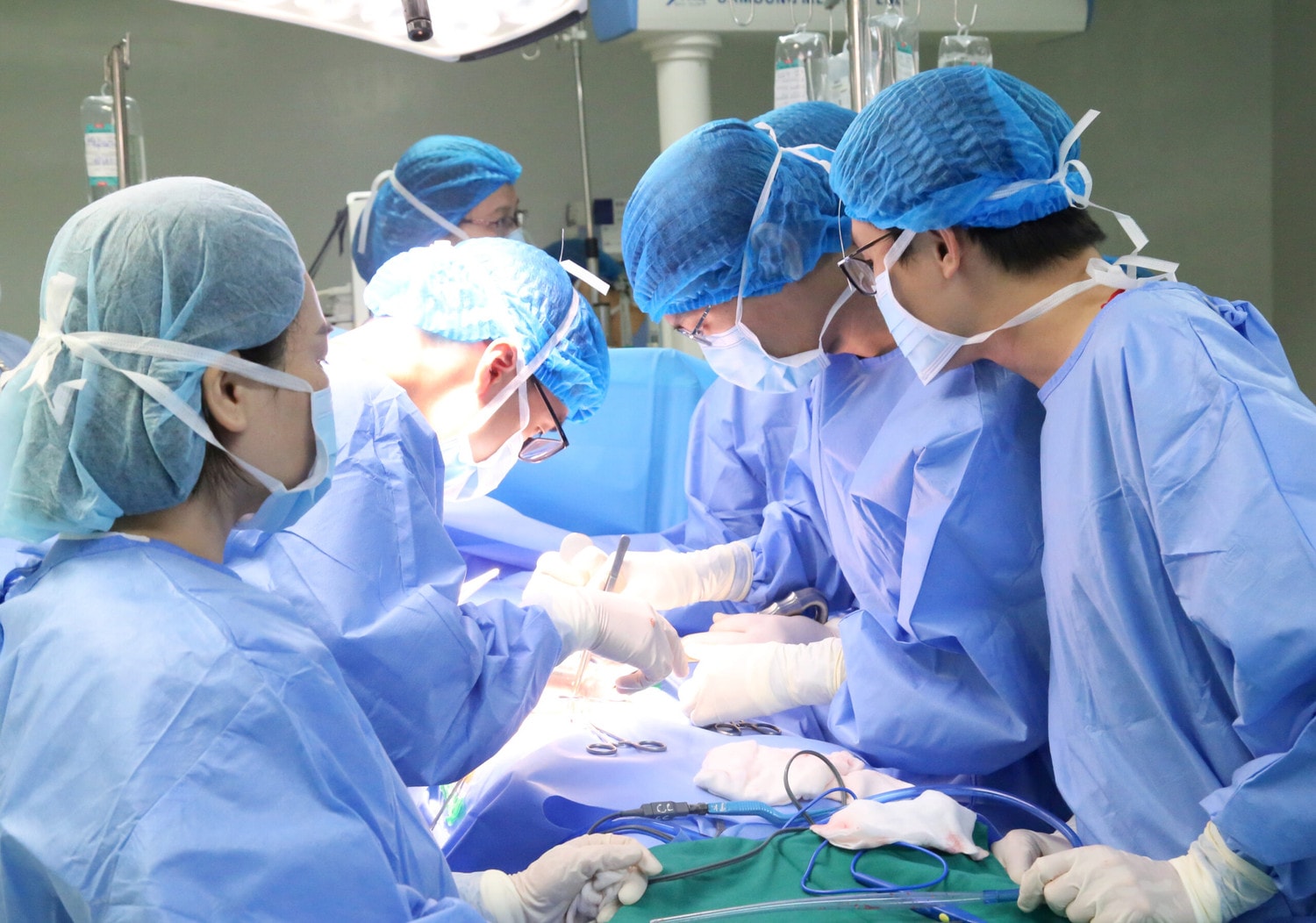 Xúc động người mẹ hiến thận, cứu sống con suy thận giai đoạn cuối -0