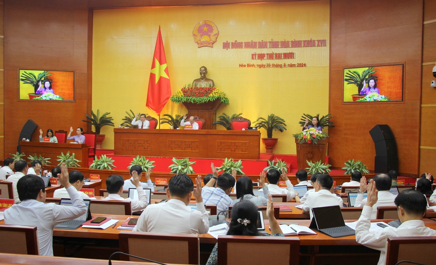 Thông qua 21 nghị quyết quan trọng phát triển kinh tế - xã hội -0
