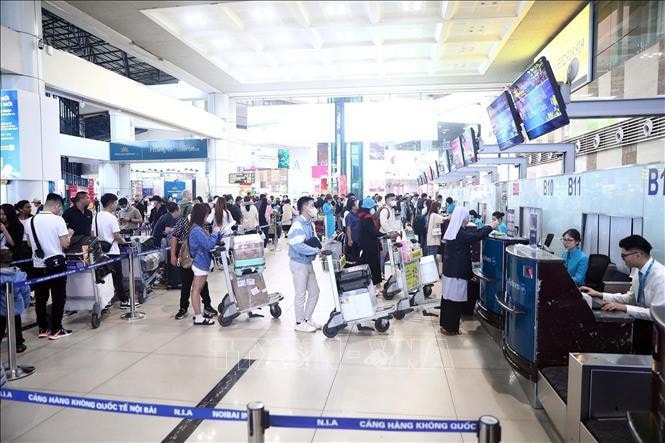 Passenger traffic at Noi Bai airport projected to rise 11% during National Day holiday ảnh 1 Passenger traffic at Noi Bai airport projected to rise 11% during National Day holiday -0