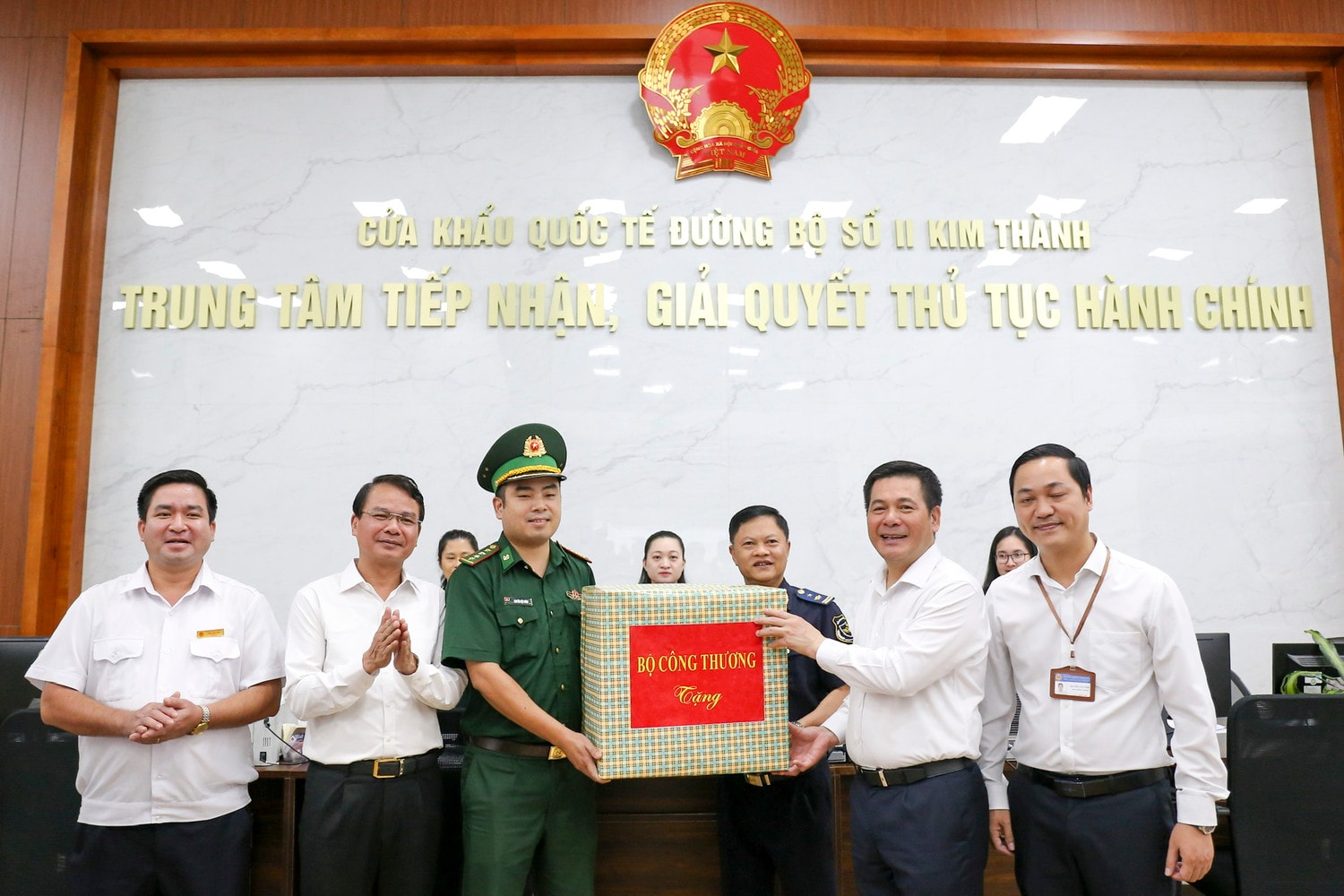 Bộ trưởng Bộ Công Thương Nguyễn Hồng Diên tặng quà các cán bộ công tác tại Cửa khẩu quốc tế Kim Thành II, Lào Cai Bộ trưởng Bộ Công Thương Nguyễn Hồng Diên: Phát triển Lào Cai thành cực tăng trưởng của vùng và cả nước -0