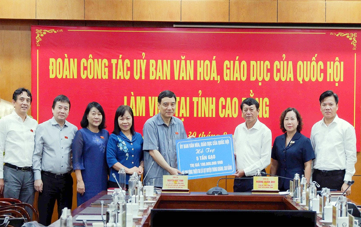 Ủy ban Văn hóa, Giáo dục trao tặng 5 tấn gạo hỗ trợ người dân Cao Bằng -0