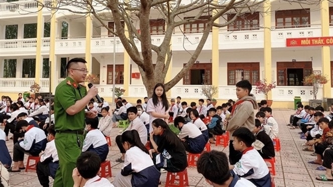 Học sinh Trường THCS và THPT Hoành Mô (Bình Liêu) tham gia ngoại khóa trong khuôn viên sân trường khang trang, rộng rãi. Ảnh: Đoàn Trường 