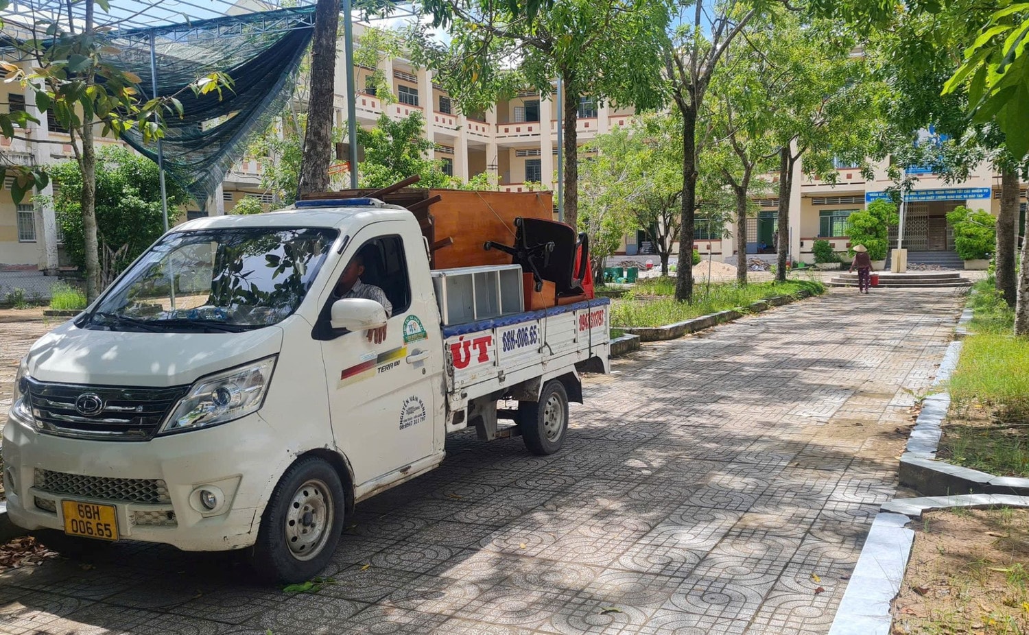 Ban Thường vụ Huyện ủy chỉ đạo UBND huyện đình chỉ công tác đối với ông Nguyễn Thanh Phong - Hiệu trưởng Trường THCS Thị Trấn