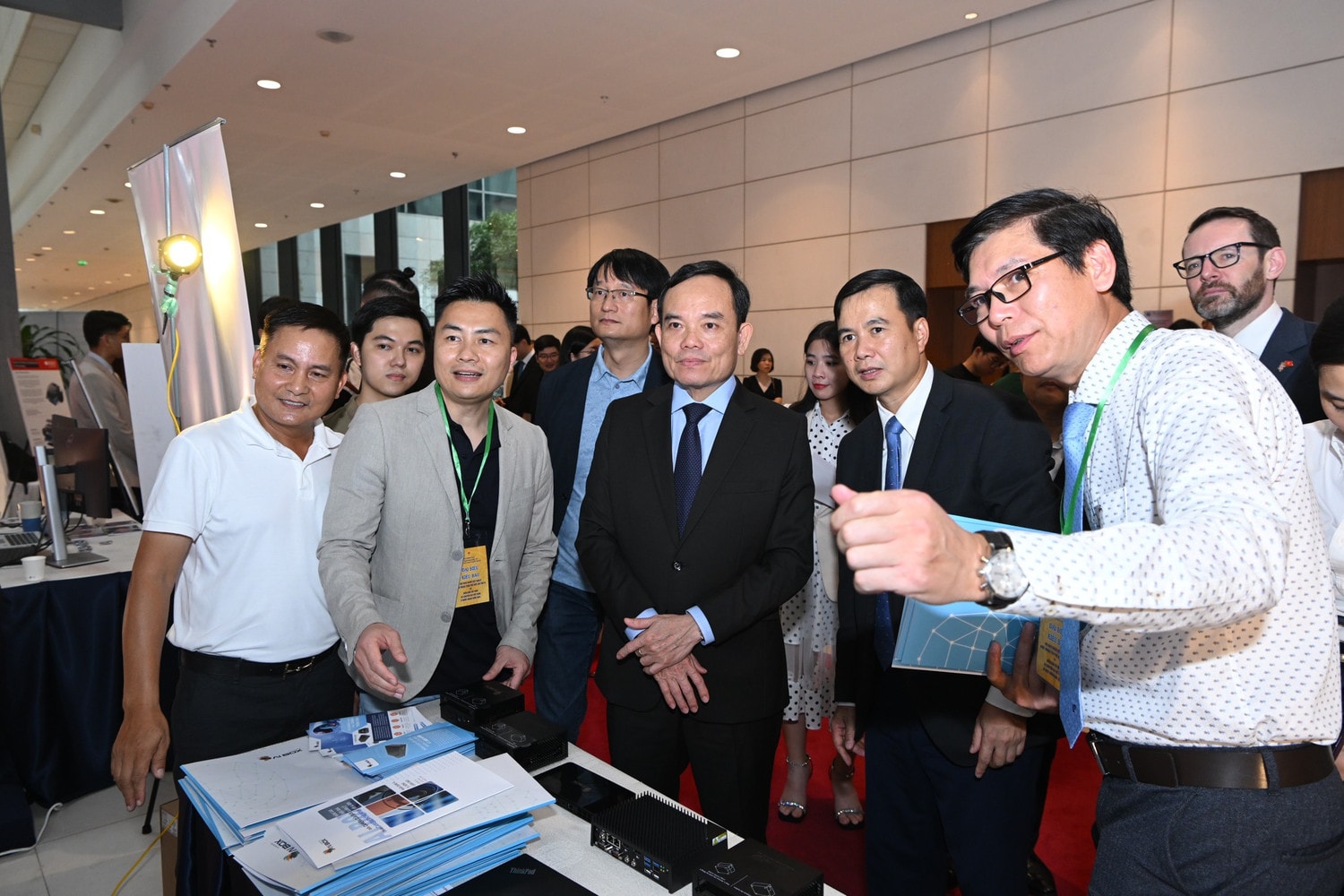 Trưởng Ban Kinh tế Trung ương, Phó Thủ tướng Trần Lưu Quang và các đại biểu tham quan gian hàng giới thiệu sản phẩm AI trong khuôn khổ Ngày hội Trí tuệ nhân tạo Việt Nam 2024 - AI4VN 2024	Ảnh: Quỳnh Chi