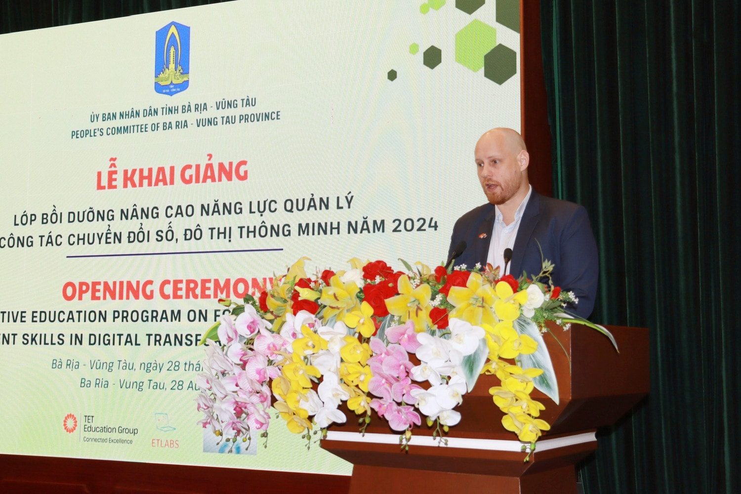 Chuyên gia đầu ngành về chuyển đổi số của Australia truyền đạt nội dung tại khóa học