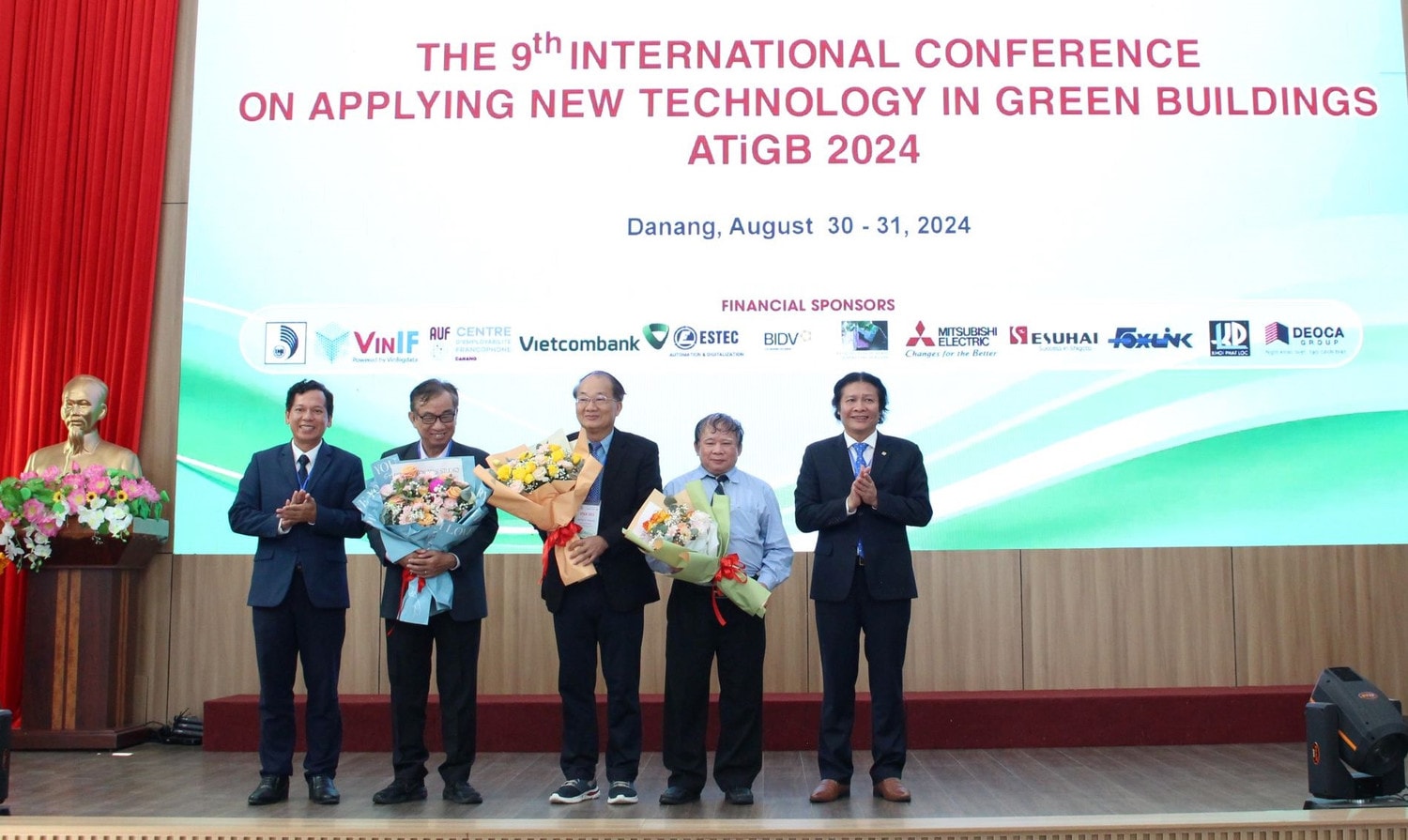 Lãnh đạo nhà trường chúc mừng các diễn giả tại hội thảo Các nhà khoa học chia sẻ kết quả nghiên cứu về ứng dụng công nghệ mới trong công trình xanh -0