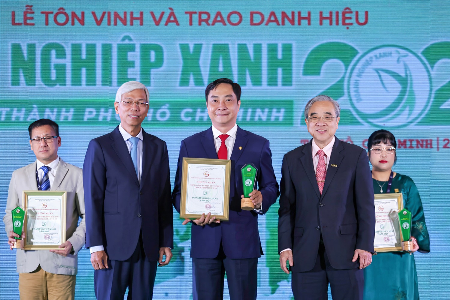 EVNHCMC lần thứ 2 liên tiếp nhận danh hiệu “Doanh nghiệp xanh TP. Hồ Chí Minh” - 0