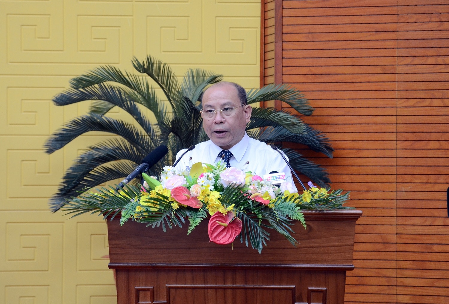 Phó Bí thư Thường trực Tỉnh ủy, Chủ tịch HĐND tỉnh Hòa Bình Bùi Đức Hinh phát biểu. Ảnh T. Tâm Thông qua 21 nghị quyết quan trọng phát triển kinh tế - xã hội -0