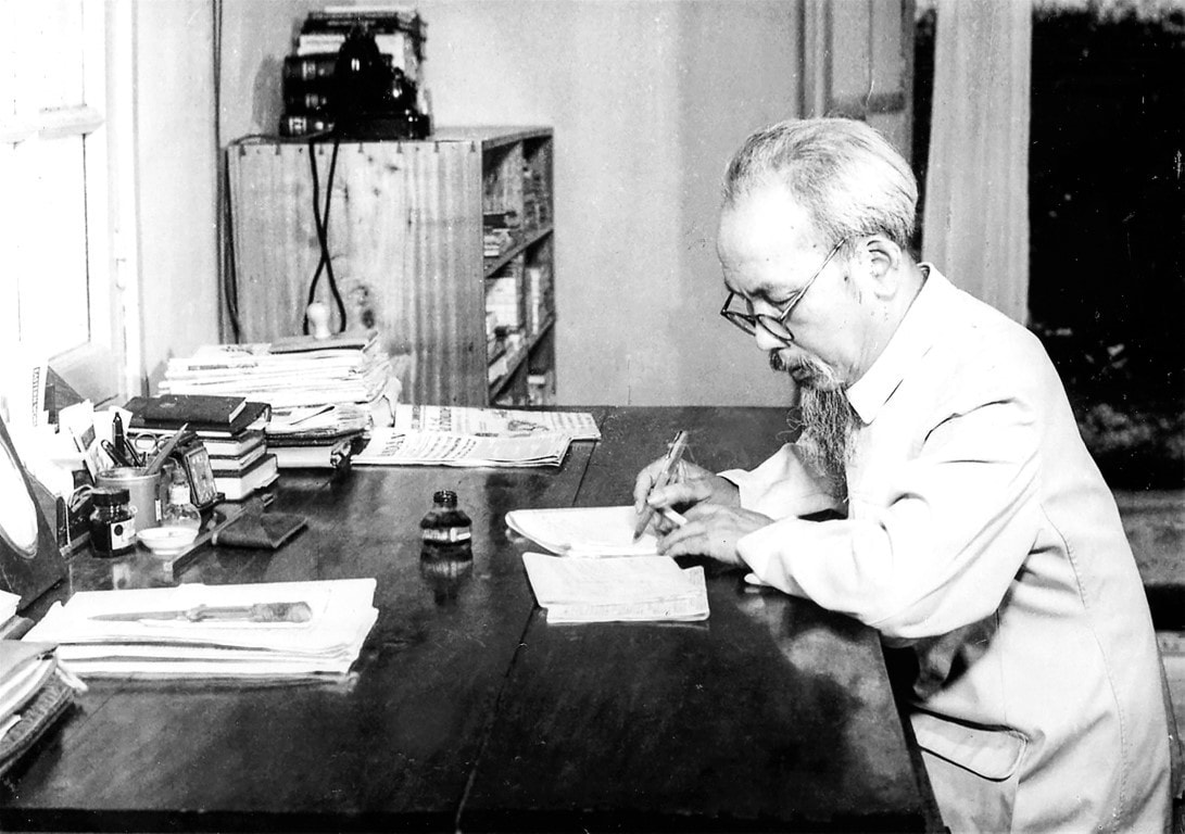 Chủ tịch Hồ Chí Minh tại phòng làm việc nhà 54, tháng 4.1957. Ảnh tư liệu