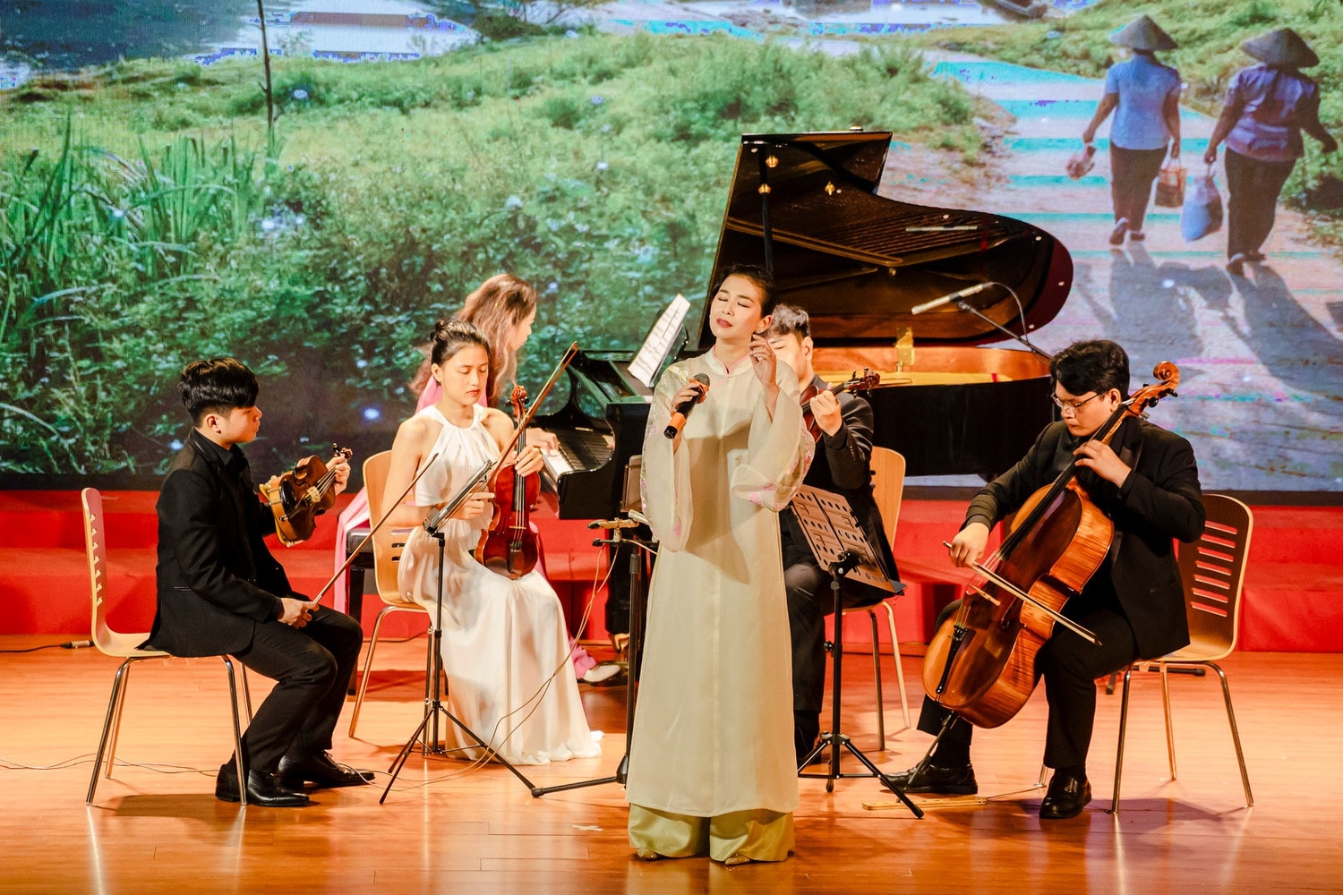 Sangeeta Kaur - ca sĩ gốc Việt đầu tiên thắng Album giọng ca độc tấu cổ điển xuất sắc tại giải Grammy 2022 - biểu diễn khai mạc Diễn đàn Việt Nam 