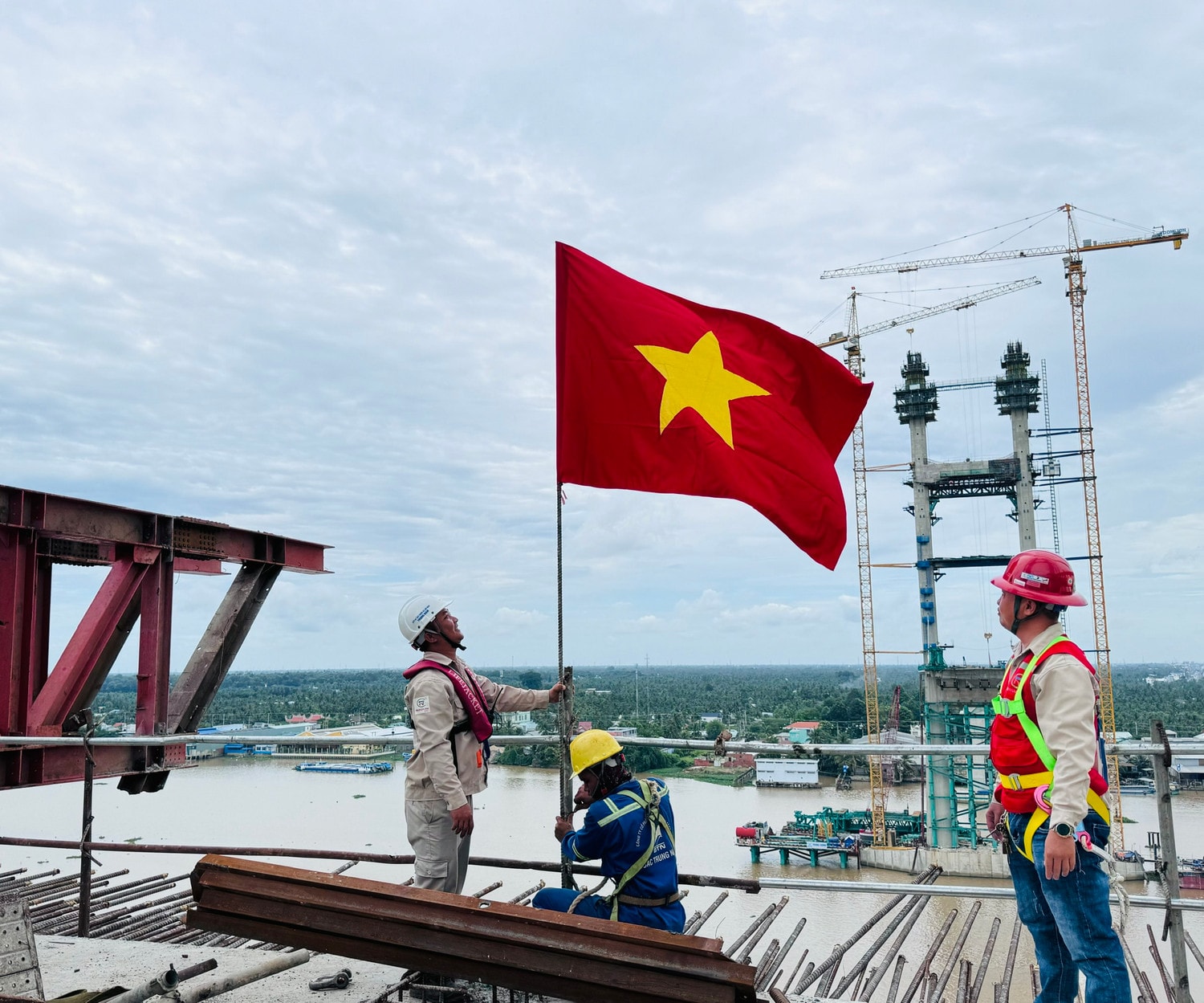 Bám trụ công trường, bảo đảm tiến độ -0