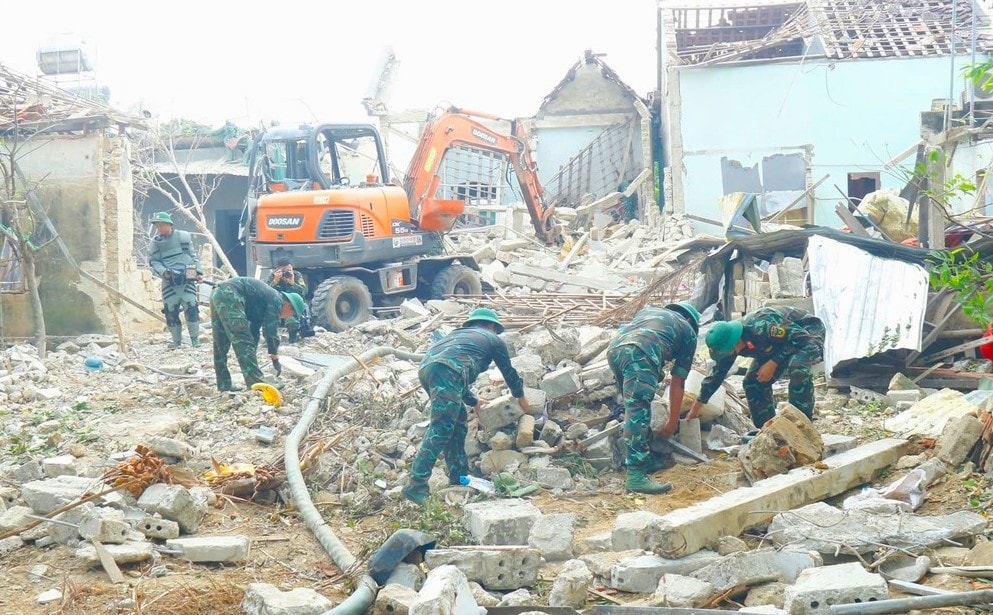 Nghệ An: Vụ nổ 4 người thương vong: Huy động hàng trăm cán bộ, chiến sĩ và các thiết bị hiện đại để dò tìm vật liệu nổ -0
