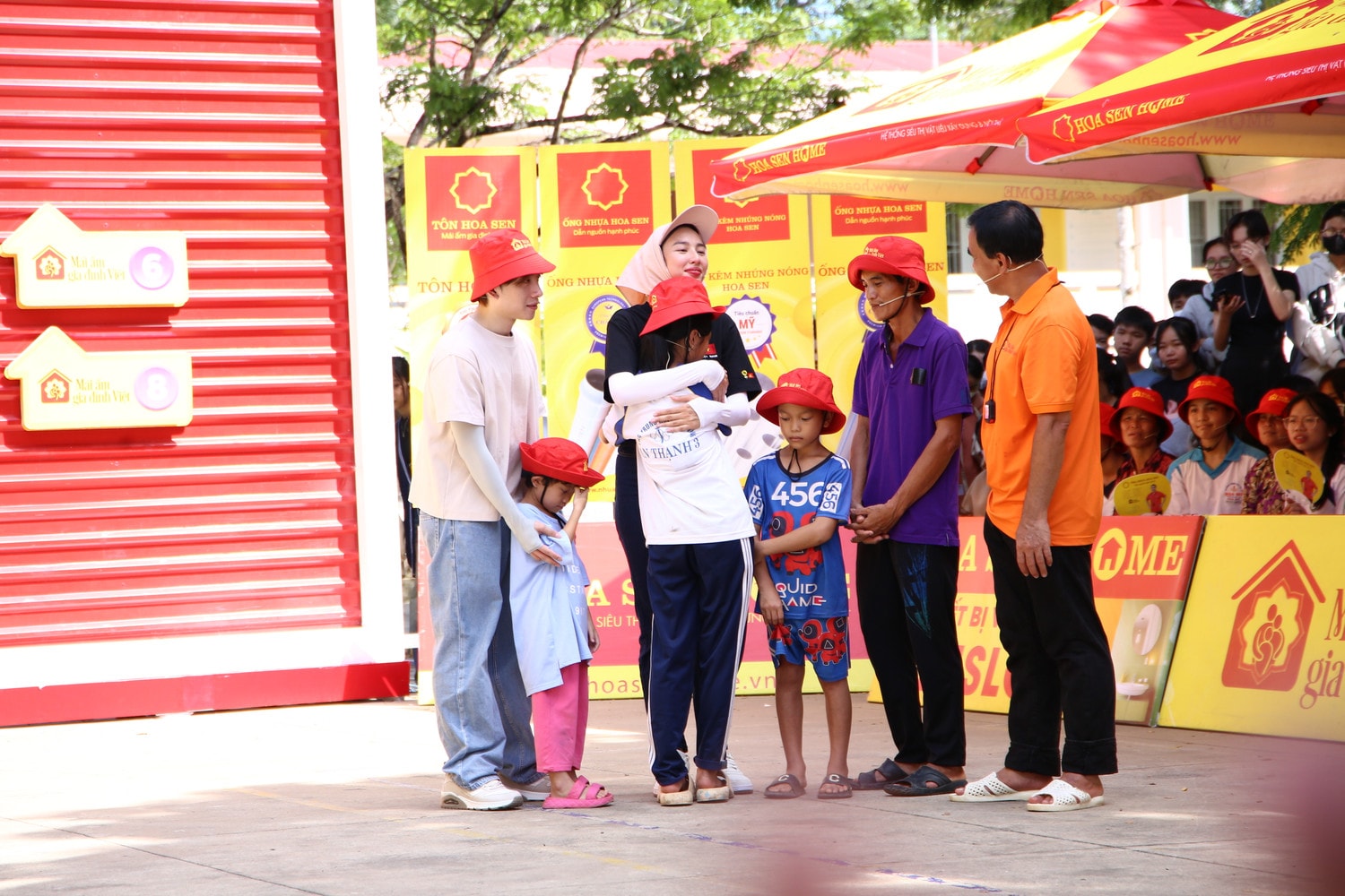 Khoảnh khắc Hoa hậu Thùy Tiên an ủi em bé mồ côi cha khiến người xem ấm lòng Khoảnh khắc Hoa hậu Thùy Tiên an ủi em bé mồ côi cha khiến người xem ấm lòng