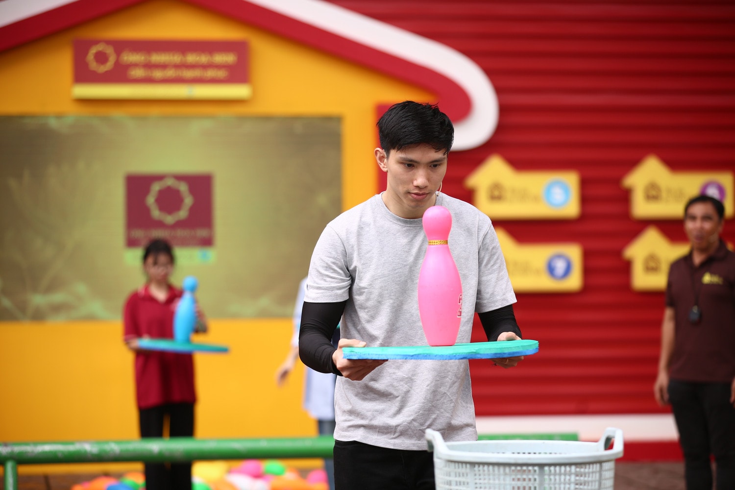 Các khách mời tập trung vượt qua thử thách với quyết tâm mang về nhiều phần thưởng nhất cho các em Các khách mời tập trung vượt qua thử thách với quyết tâm mang về nhiều phần thưởng nhất cho các em