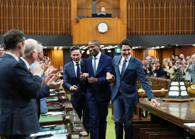 2 - Tân Chủ tịch Hạ viện Canada Greg Fergus được áp tải vào ghế Chủ tọa sau khi được bầu vào ngày 3.10.2023. Ảnh AP