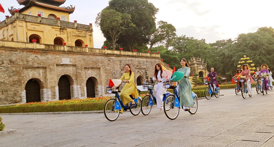 Diễu hành áo dài kết nối du lịch và di sản Hà Nội -0