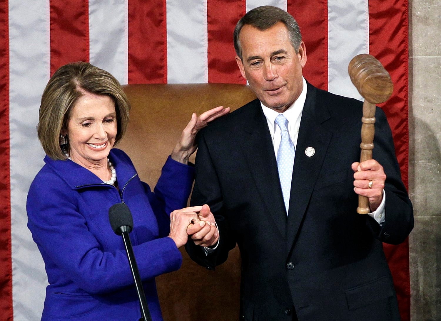 6- Cựu Chủ tịch Hạ viện Mỹ Nancy Pelosi trao chiếc búa chủ tọa cho người kế nhiệm, ông John Beohner. Ảnh NBC News