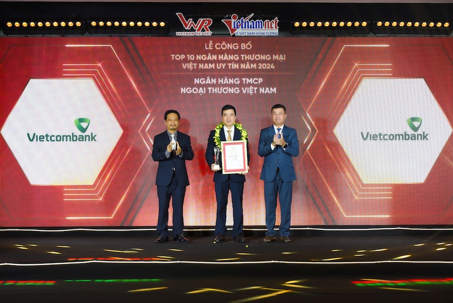 Đại diện Vietcombank (đứng giữa) nhận danh hiệu “Ngân hàng uy tín nhất Việt Nam năm 2024” từ Ban Tổ chức. Ảnh: VCB