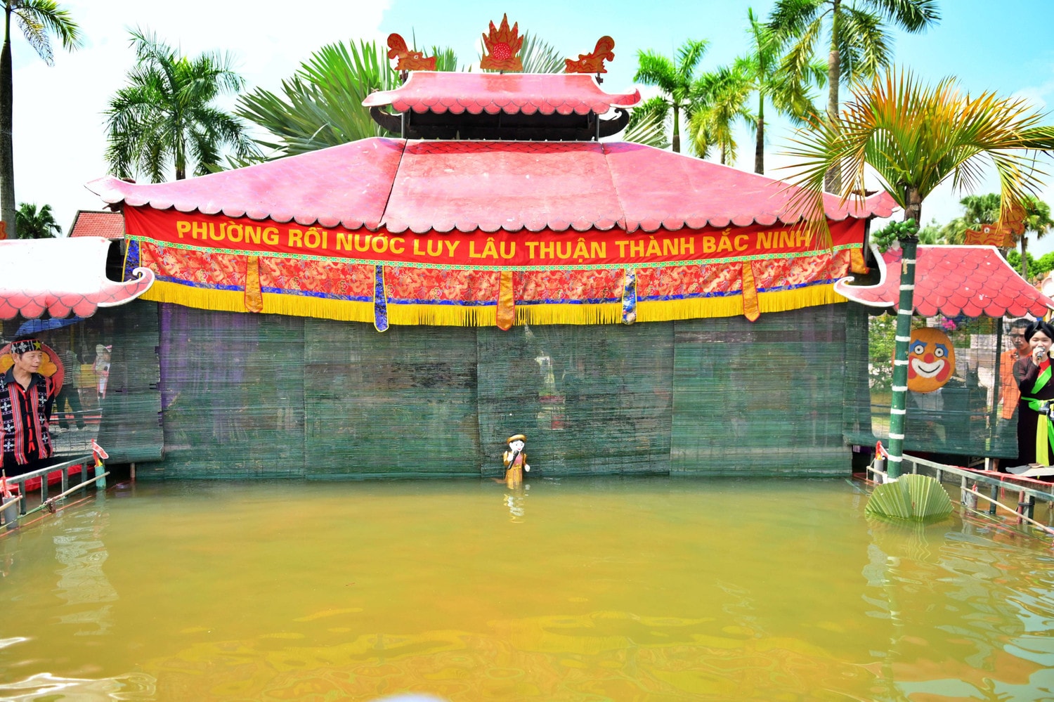 Phần trình diễn nghệ thuật múa rối nước của làng Đồng Ngư, Ngũ Thái, thị xã Thuận Thành, tỉnh Bắc Ninh thu hút nhiều du khách dsc_1495.jpg -0